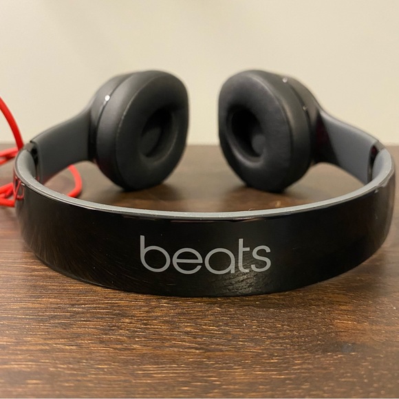 Beats Solo 2 Wired Headphones & Case - Picture 2 of 8